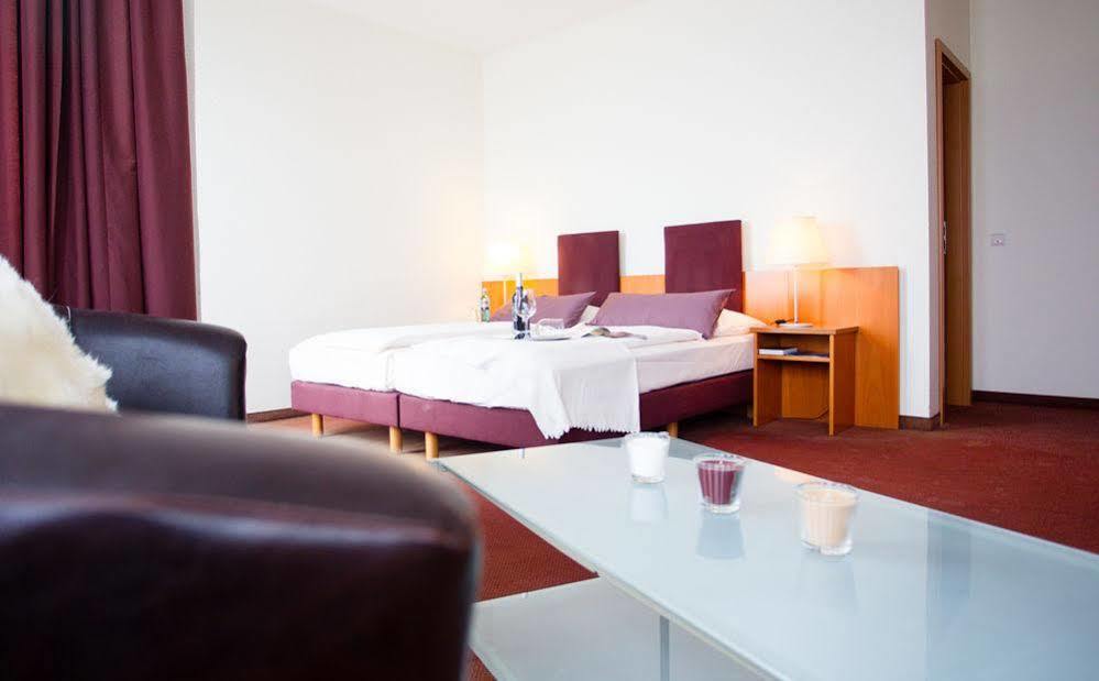 Hotel Am Rhein Весселинг Экстерьер фото
