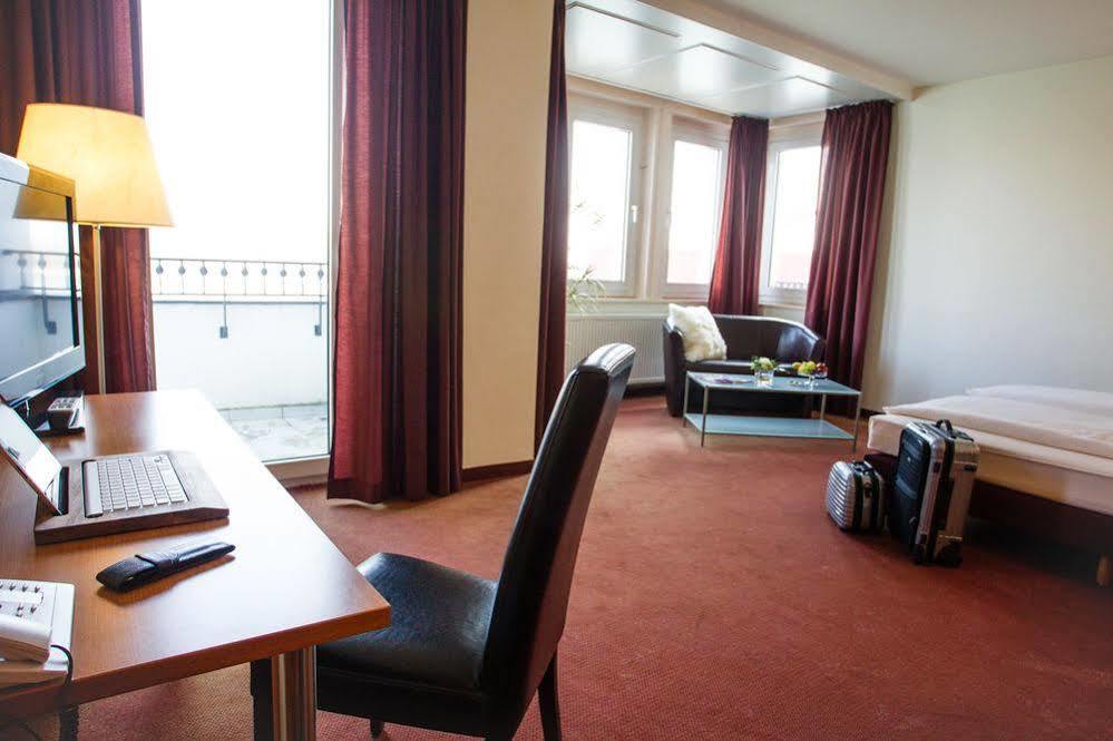 Hotel Am Rhein Весселинг Экстерьер фото